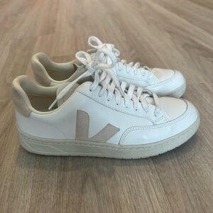 Veja V-12 Women's - US 8 / EU 39